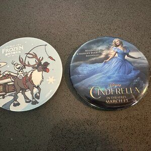 2 Disneyland / Disneyworld Buttons - Collectible - Cinderella & Frozen